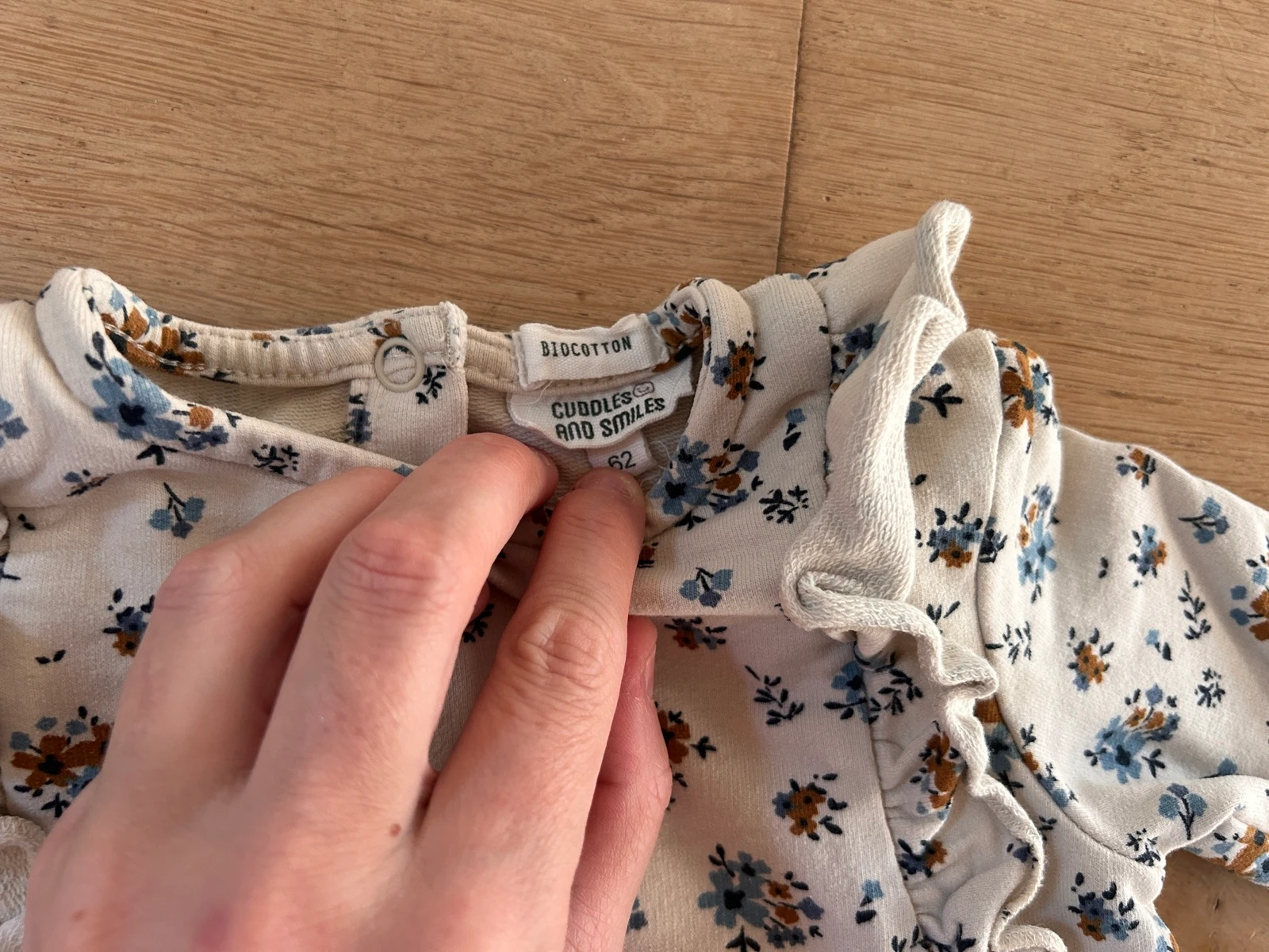 Adorável blusinha com flores da Cuddles and Smiles – photo 2